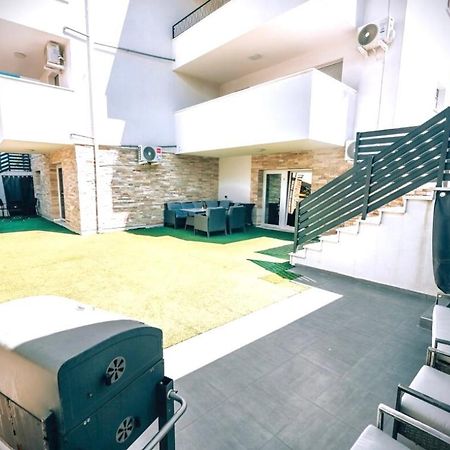 Vip Deluxe Apartment Arian โนวาลยา ภายนอก รูปภาพ