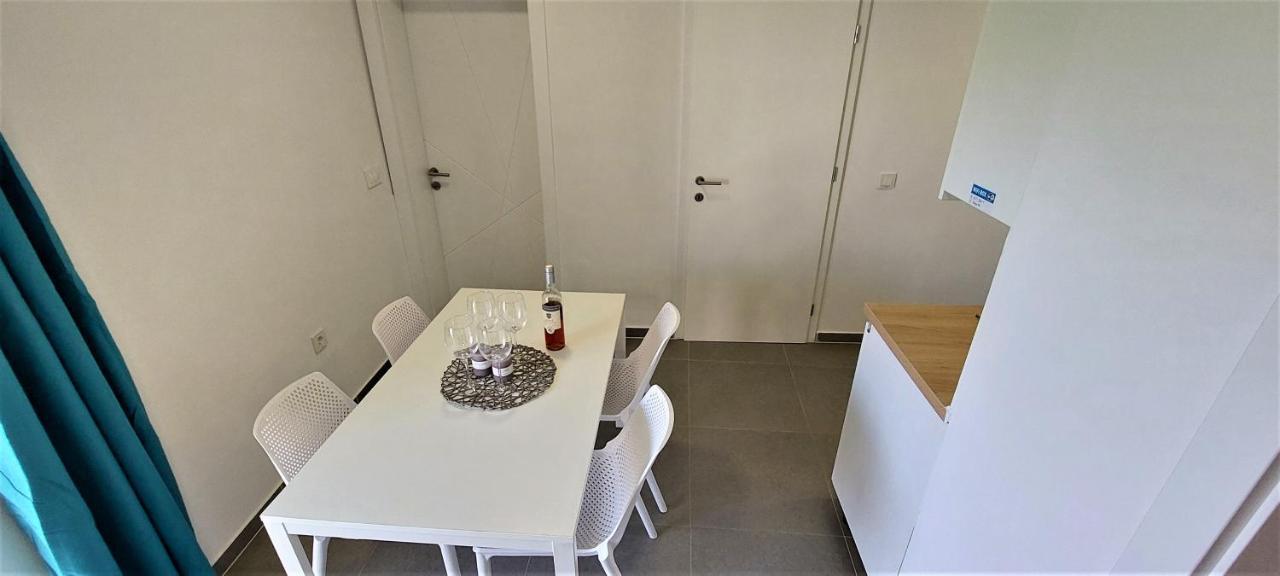 Vip Deluxe Apartment Arian โนวาลยา ภายนอก รูปภาพ