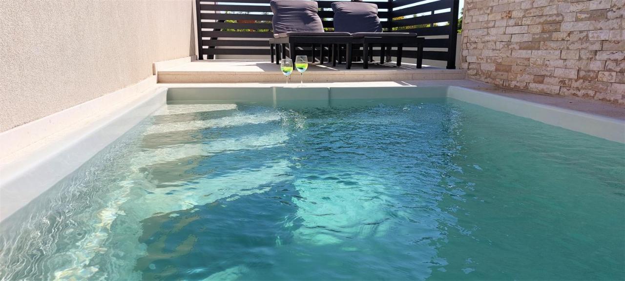 Vip Deluxe Apartment Arian โนวาลยา ภายนอก รูปภาพ