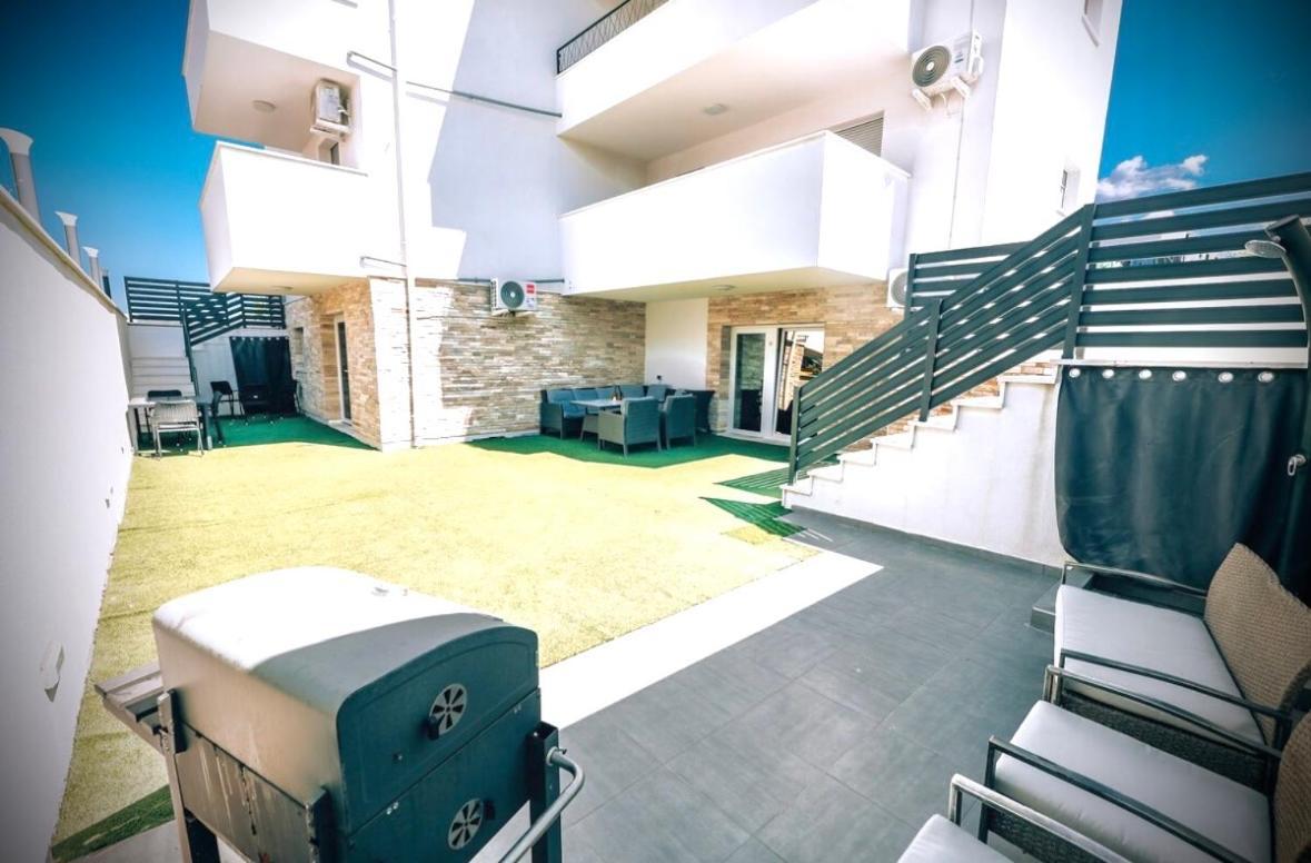 Vip Deluxe Apartment Arian โนวาลยา ภายนอก รูปภาพ