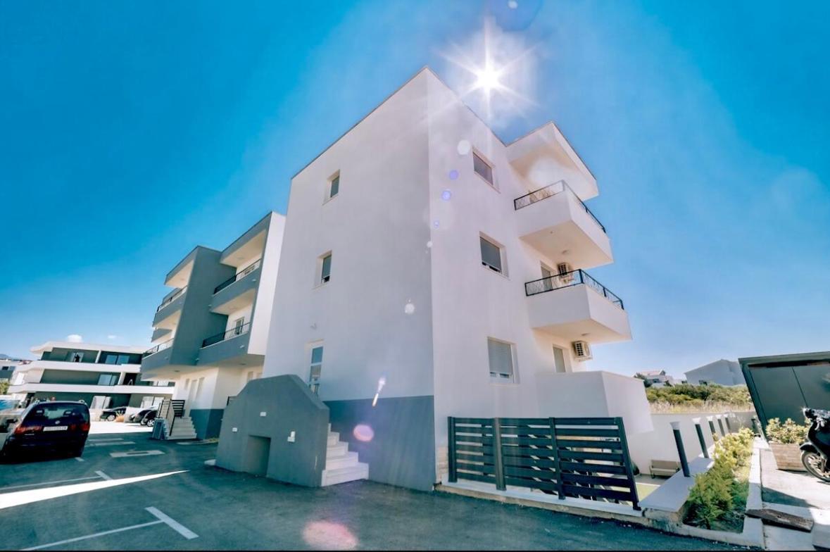 Vip Deluxe Apartment Arian โนวาลยา ภายนอก รูปภาพ