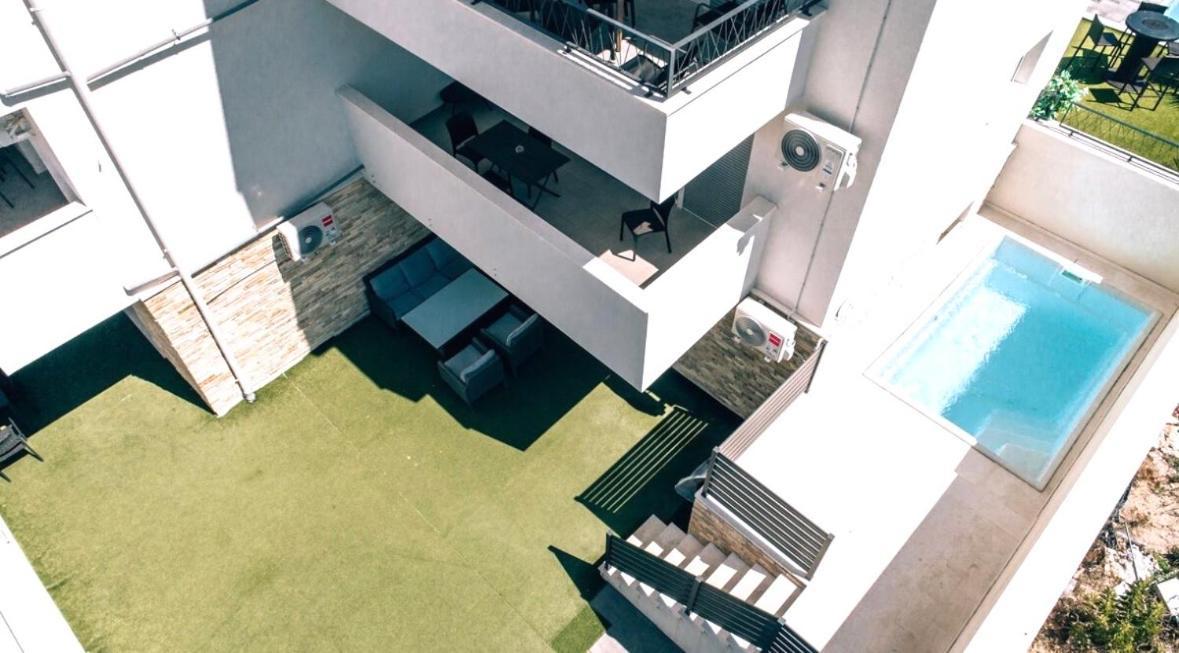 Vip Deluxe Apartment Arian โนวาลยา ภายนอก รูปภาพ