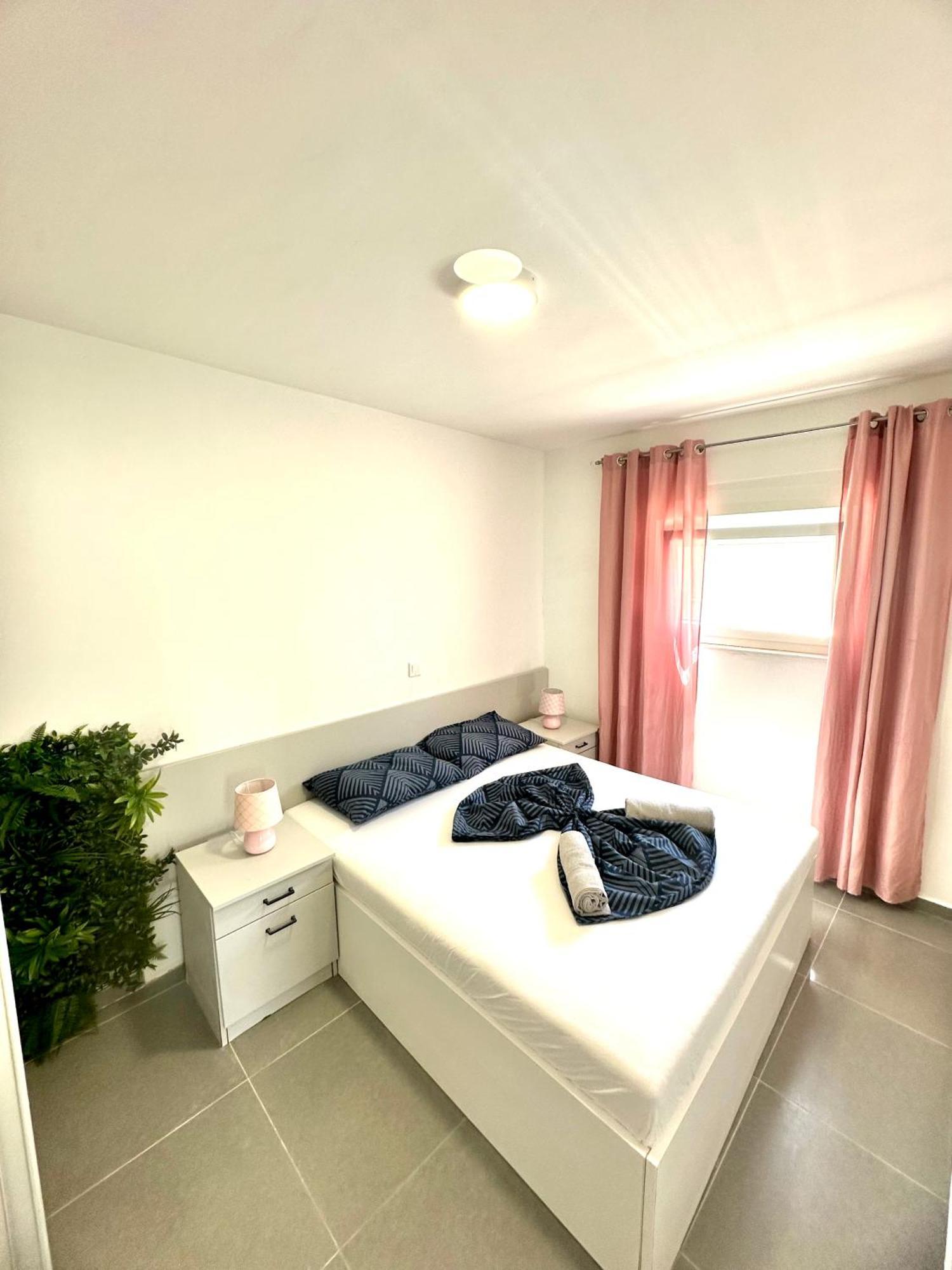 Vip Deluxe Apartment Arian โนวาลยา ภายนอก รูปภาพ