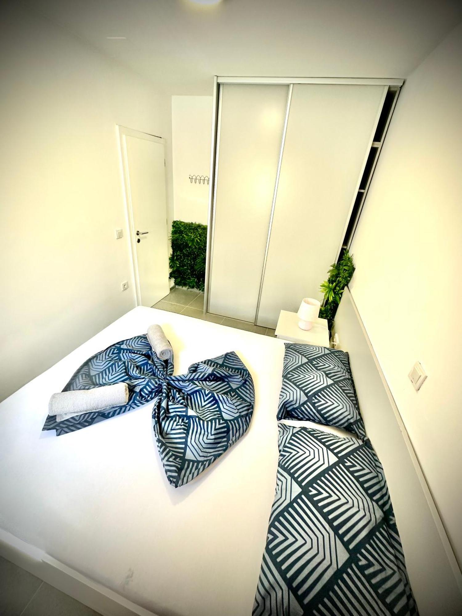 Vip Deluxe Apartment Arian โนวาลยา ภายนอก รูปภาพ