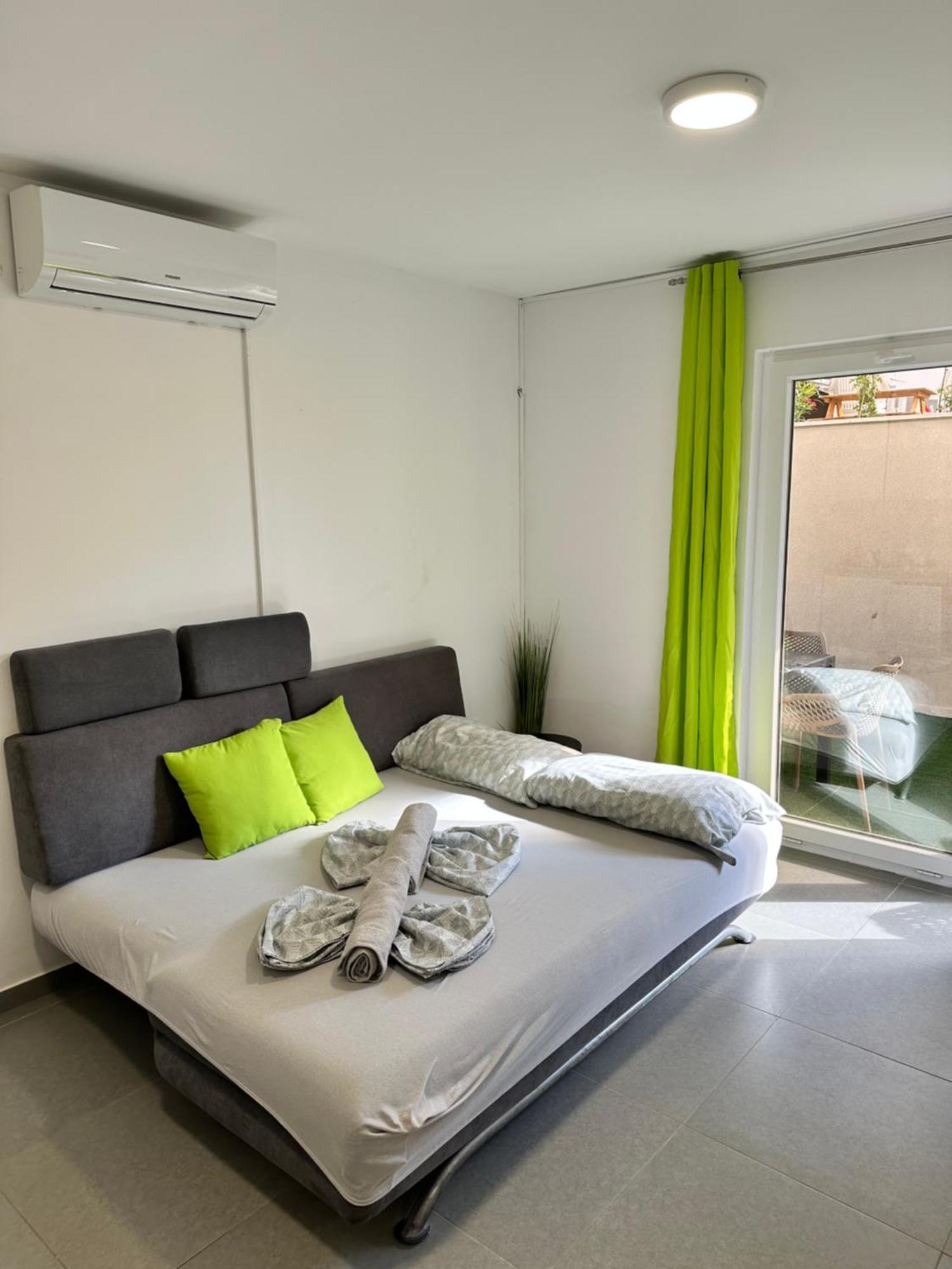 Vip Deluxe Apartment Arian โนวาลยา ภายนอก รูปภาพ